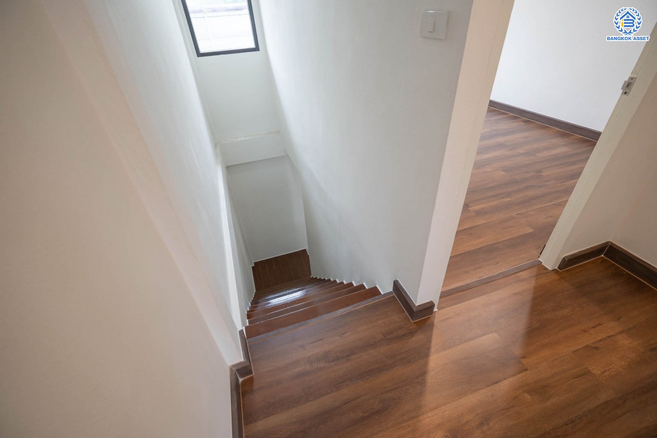 บ้านมือสองตกแต่งใหม่ โครงการ ช.รุ่งเรือง4 กรุงเทพฯ-นนทบุรี พร้อมอยู่ เนื้อที่ 18 ตร.ว. ฟังก์ชัน 2 ห้องนอน 2 ห้องน้ำ จอดรถได้ 1 คัน บนสุดยอดทำเล! เชื่อมถนนพิบูลย์สงคราม, วงศ์สว่าง, นครอินทร์ และติวานนท์ ใกล้จุดขึ้นทางด่วนศรีรัช-วงแหวนรอบนอก และรถไฟฟ้า "สถานีแยกติวานนท์"...